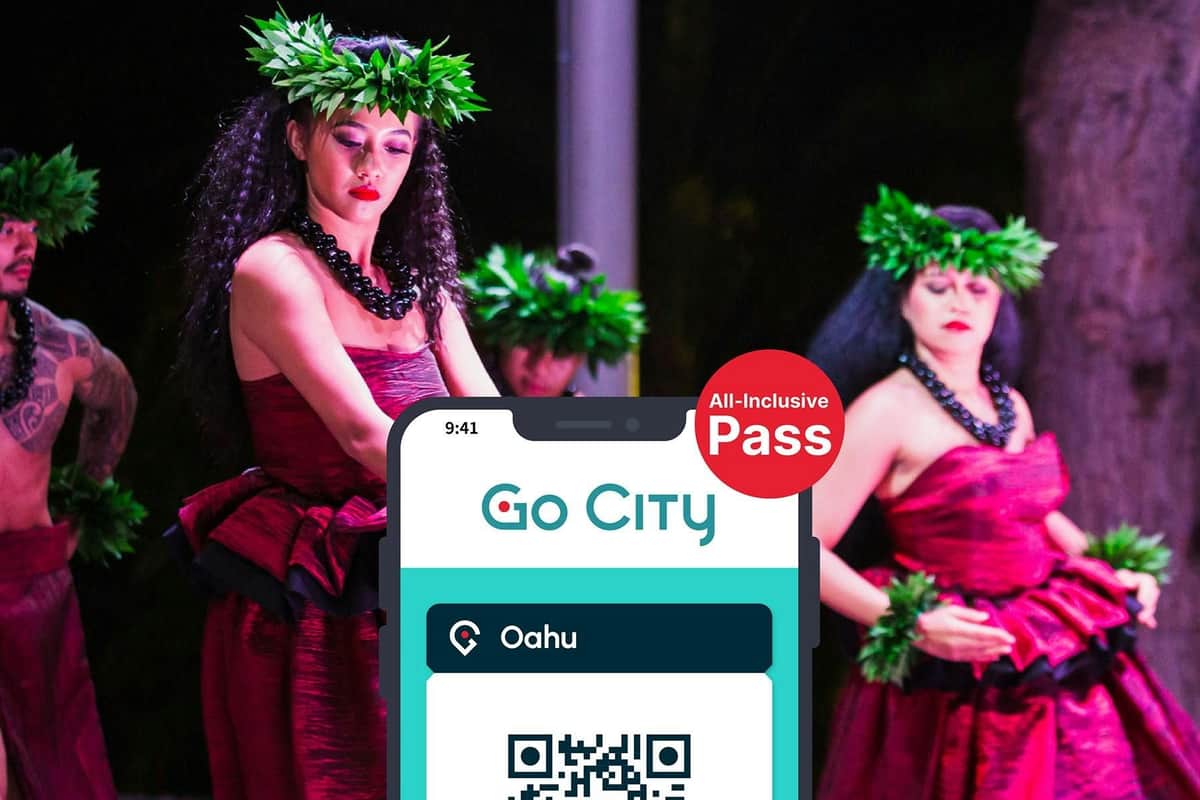 Go City Hawaii: All-Inclusive Oahu Pass Il pass Go City Oahu su uno smartphone con l'immagine di una ballerina hawaiana sullo sfondo