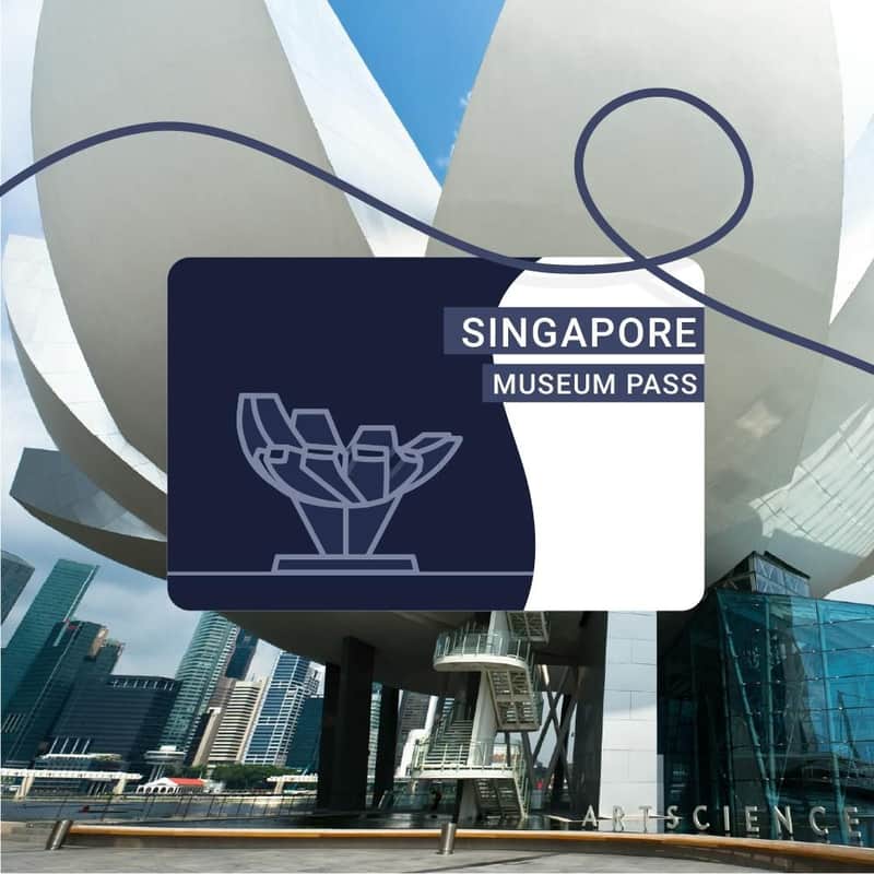 Ein Singapur-Museumspass ist vor dem lotusförmigen ArtScience Museum mit der Skyline der Stadt im Hintergrund abgebildet.