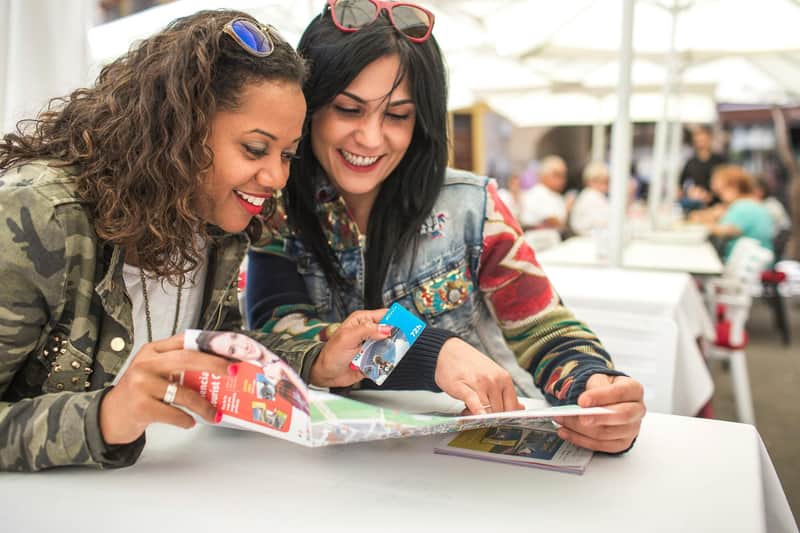 People consulting on the map where to use the VTCard.