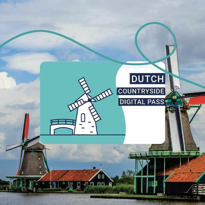 Deux moulins à vent hollandais traditionnels au bord de l'eau avec une superposition de pass numérique affichant "Dutch Countryside Digital Pass".