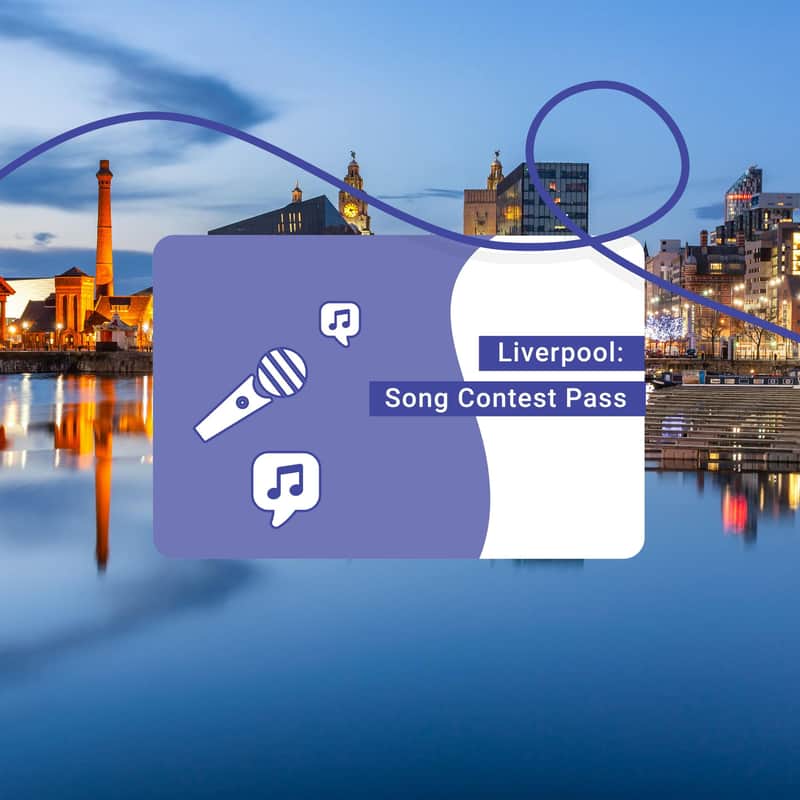 Un skyline de la ciutat reflectit sobre l'aigua amb una superposició gràfica que mostra "Liverpool: Song Contest Pass" i icones de la música.