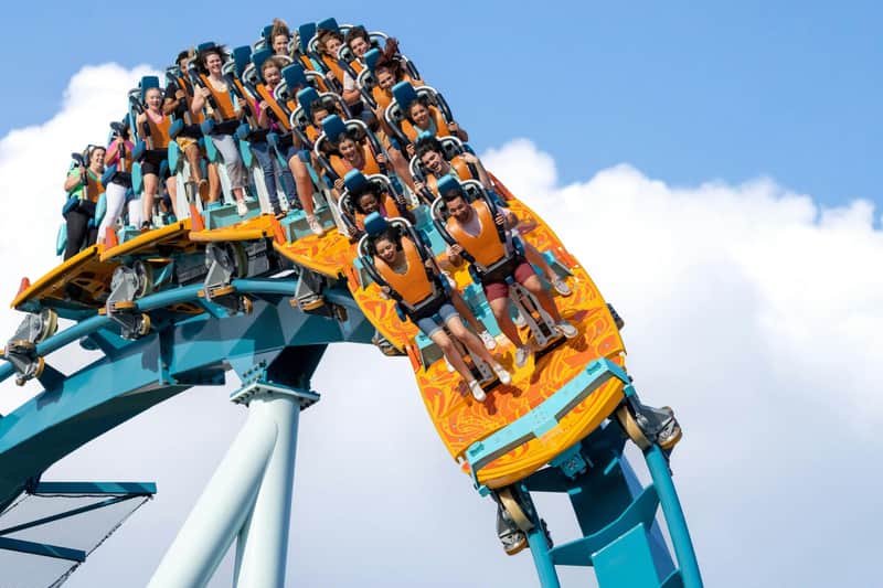 SeaWorld Orlando: Multi-Park Pass + celodenní stravování zdarma – SeaWorld Orlando a další 3 atrakce Skupina lidí, kteří jedou na velké horské dráze, sestupují prudce dolů, všichni mají bezpečnostní postroje a vypadají nadšeně.