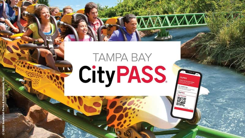 Persones que gaudeixen d'una muntanya russa amb una superposició d'anuncis "Tampa Bay CityPASS", que mostra un tiquet mòbil amb un codi QR.
