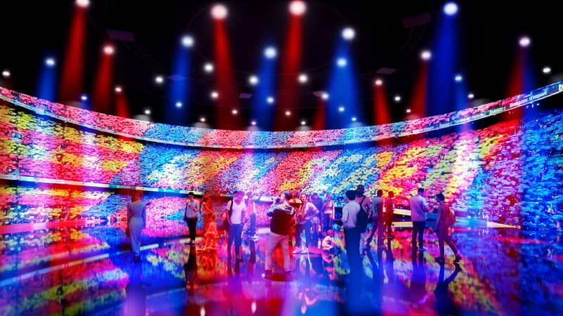 스포티파이 캄프누 & FC 바르셀로나 박물관 시티 카드 및 패스 (바르셀로나) 크고 생동감 넘치는 디지털 화면 앞의 화려한 조명 아래 많은 사람들이 반사 바닥에 서 있습니다.